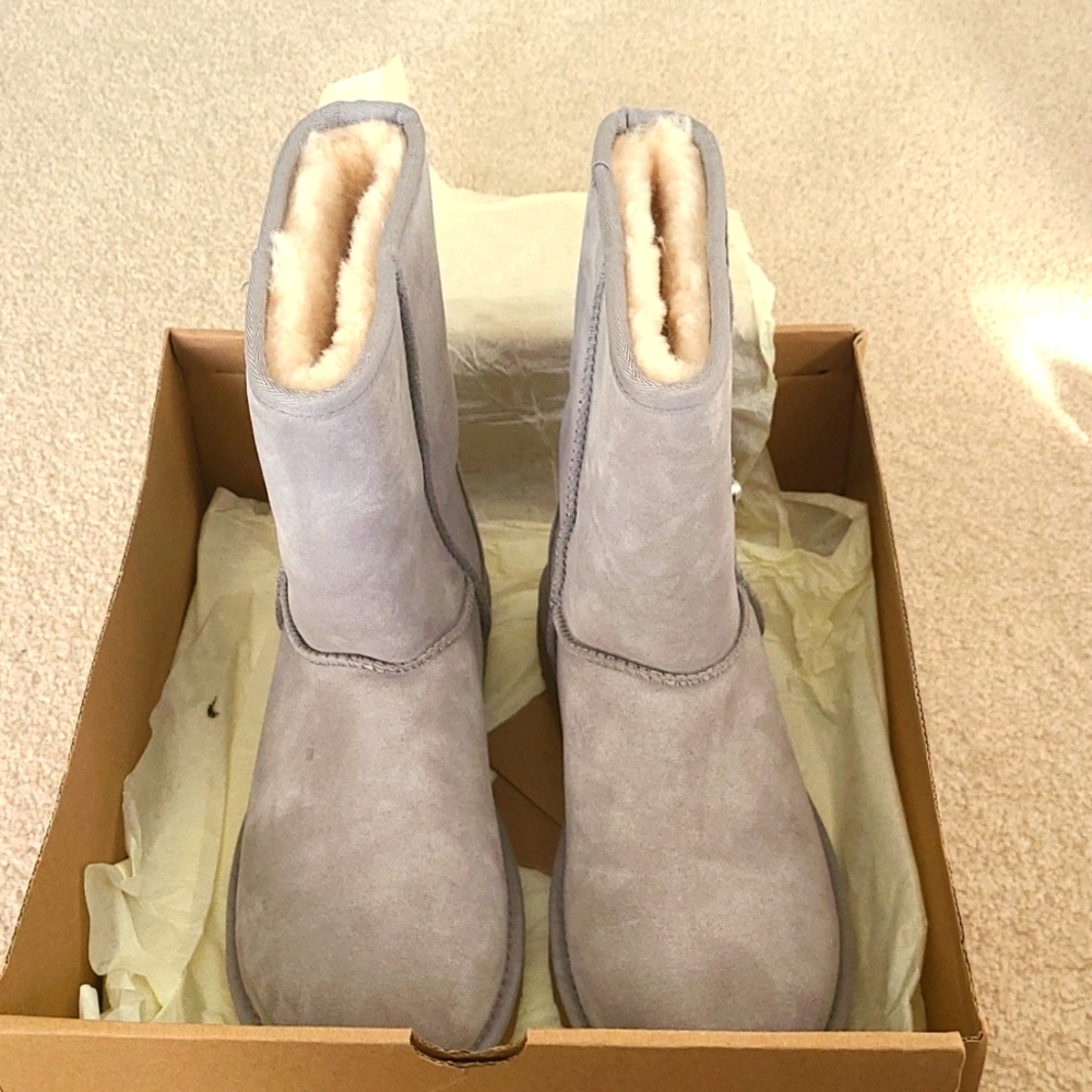 UGG Classic Short Petal in Grey Size 8